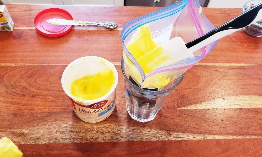 Step 4:  Scoop in the Frosting Image